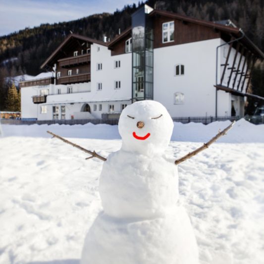 schneemann_vor_dem_hotel_va