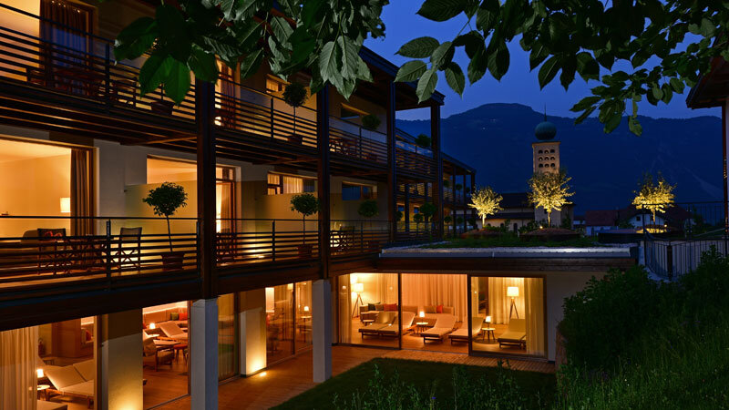 Schwarzschmied_Fassade.Bild.SchwarzschmiedPR.quer Fassade des Schwarzschmied Hotels in Lana