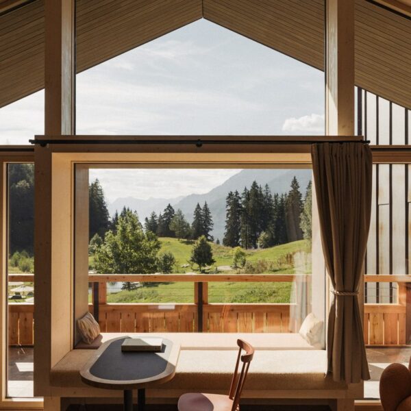 Sitzecke Fenster_Anger-Suite_Schlossanger Alp (c) Jenny Haimerl_web