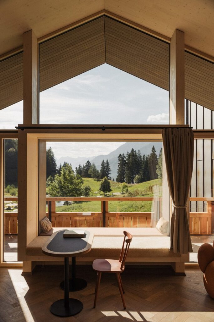 Sitzecke Fenster_Anger-Suite_Schlossanger Alp (c) Jenny Haimerl_web