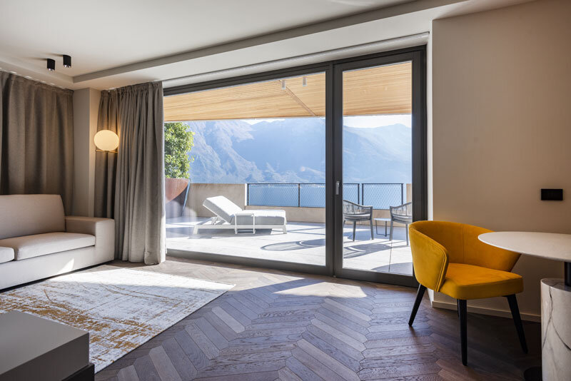 Suite_Alisia_open_space_living_room_©_2020_EALA.quer EALA My Lakeside Dream - Suite Alisia