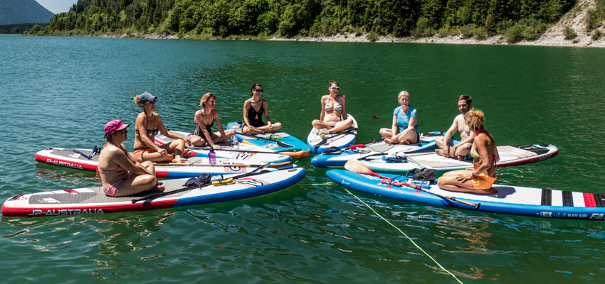 SUP-Yoga-Sylvenstein.Foto-Thomas-Ricken.quer Yoga auf dem SUP Sylvenstein