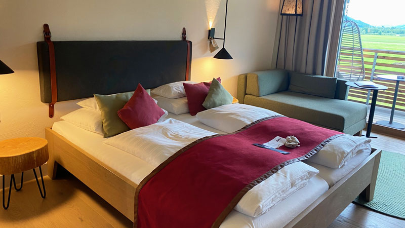 Tauern_Spa_Bett.DZ.Bild.Trips4kids.quer Tauern Spa - Doppelzimmer Natur Bild: Trips4kids.de