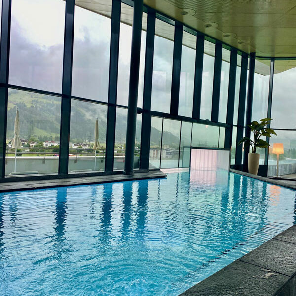 Tauern_Spa_Pool_Aussicht.Bild.Trips4kids.12 Tauern Spa - Infinity Pool im Panorama Spa Bild: Trips4kids.de