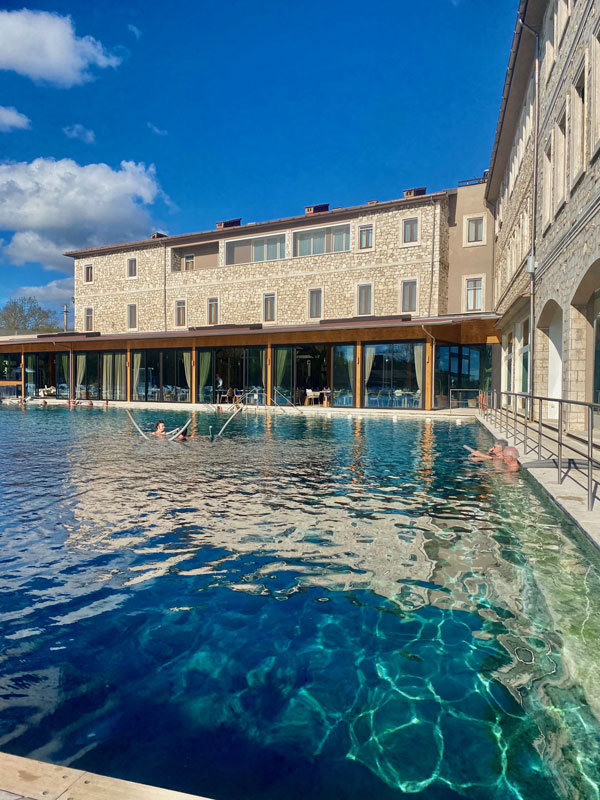 Terme_di_Saturnia_Aussenansicht.Bild.T4K.2 Terme di Saturnia - Aussenansicht Termenpool Bild: Trips4kids.de