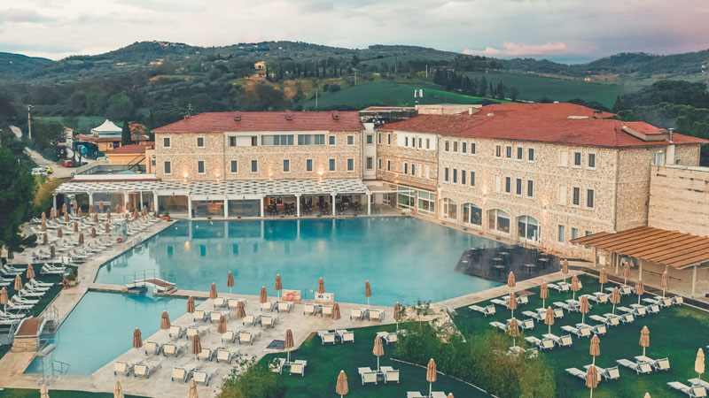 TermeDiSaturnia_Aussenansicht.fotocredit__GiulioPugliese.2 Terme di Saturnia - Aussenansicht Terme Bild: Giulio Pugliese
