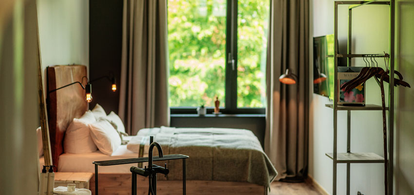 TheHeartsHotel_Deluxe-im-Badehaus-Raum.Bild.TheHeartsHotel.quer The Hearts Hotel - Deluxe Zimmer