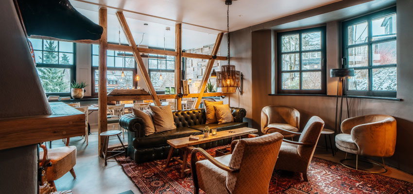 TheHeartsHotel_Rezi-Sitzecke-Alt.Bild.TheHeartsHotel.quer The Hearts Hotel - Rezeption