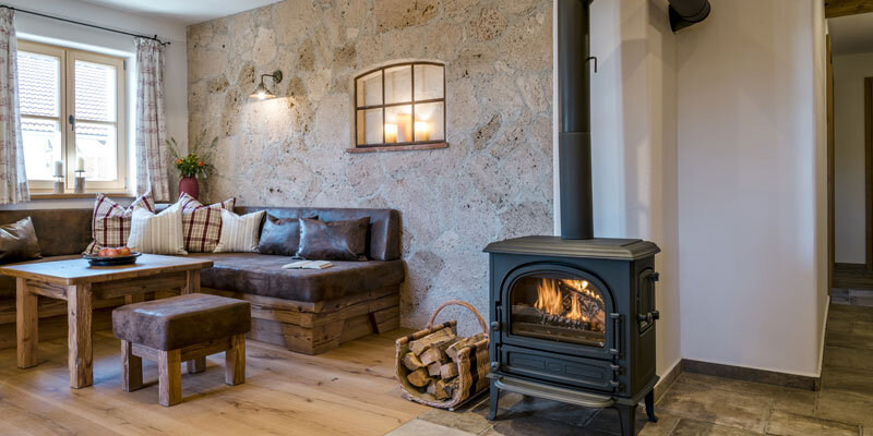 Thomahof-Fridolfing_Holzofengemuetlichkeit.Bild@Thomahof.quer Thomahof Wohnung mit Kaminofen