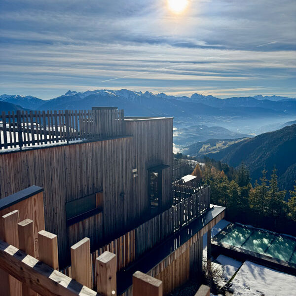 Tratterhof---Blick-Dach-in-die-Berge Tratterhof---Blick-Dach-in-die-Berge Foto: © Andrea Fischer Trips4kids.de
