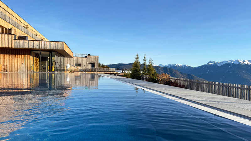 Tratterhof-Skypool-in-goldenem-Licht Tratterhof-Skypool-in-goldenem-Licht Foto: © Andrea Fischer Trips4kids.de