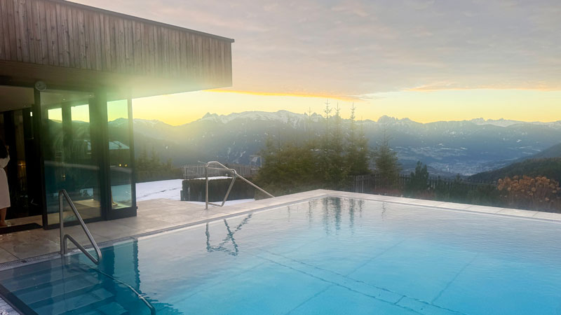 Tratterhof-Sonnenaufgang-Skypool Tratterhof-Sonnenaufgang-Skypool Foto: © Andrea Fischer Trips4kids.de
