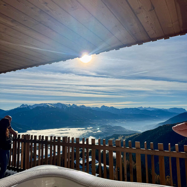 Tratterhof-Suite-mit-Whirlpool--Blick tratterhof-mountain-sky-hotel-Suite-mit-Whirlpool--Blick Dolomiten Foto: © Andrea Fischer Trips4kids.de