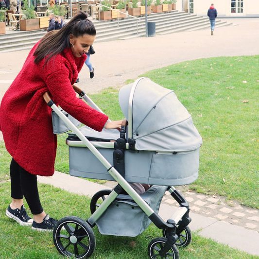 Beqooni Kinderwagen mit Mutter