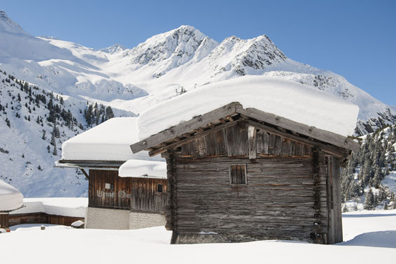 TVBStubaiTirol_Bild.AndreSchoenherr_WinterHut_01 TVB Stubai Tirol - Huette im Winter