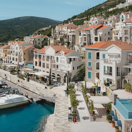 Uferpromenade-Lustica-Bay.Bild.Montenegro_Tourismus.quer Lustica Bay Montenegro - Uferpromenade Bild: Montenegro Tourismus