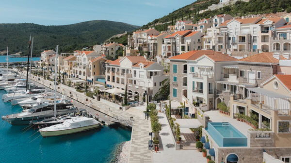 Uferpromenade-Lustica-Bay.Bild.Montenegro_Tourismus.quer Lustica Bay Montenegro - Uferpromenade Bild: Montenegro Tourismus