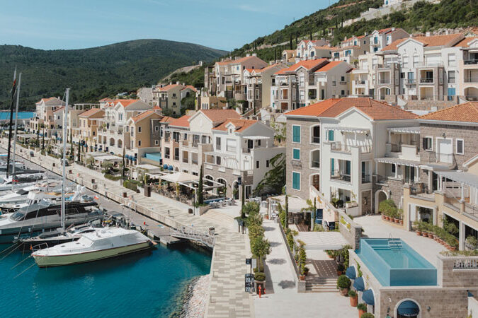 Uferpromenade-Lustica-Bay.Bild.Montenegro_Tourismus.quer Lustica Bay Montenegro - Uferpromenade Bild: Montenegro Tourismus