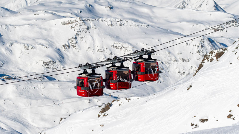 ValThorens_Shooting_ski_amis.Bild-T.Loubere-OT-Val-Thorens.quer Val Thorens - Gondeln im Schnee - Bild: Tloubere of Val Thorens