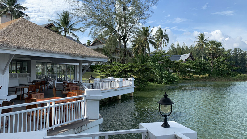 Voyager 47 Club Terrasse Outrigger Resort Phuket Voyager 47-Club-Lounge Terrasse, Outrigger Resort Phuket Foto: © Andrea Fischer