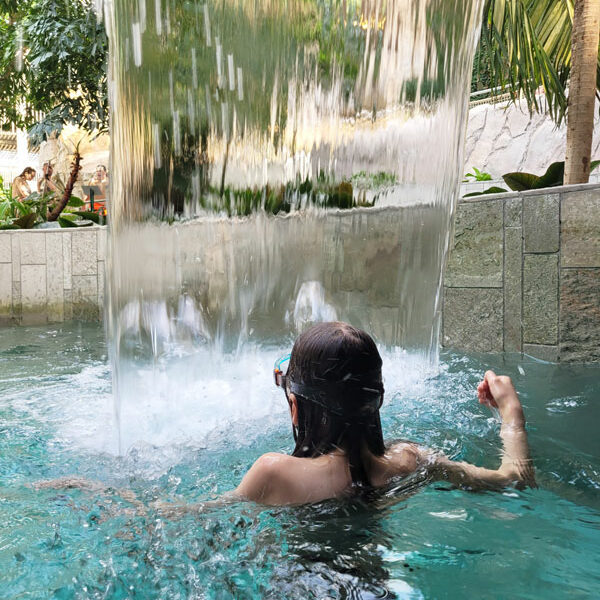 Wasserfall-Pool-Center_Parcs_Allgaeu Wasserfall-Pool-Center_Parcs_Allgaeu Foto: © Aline Scheuböck Trips4Kids.de