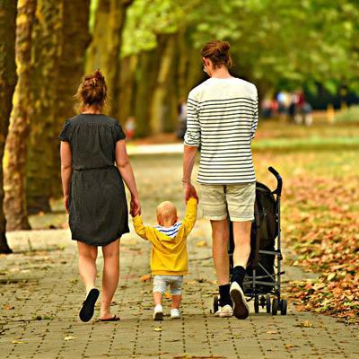 woman-3602245_1920.Bild-Pixabay.com Mutter, Vater, Kind mit Buggy
