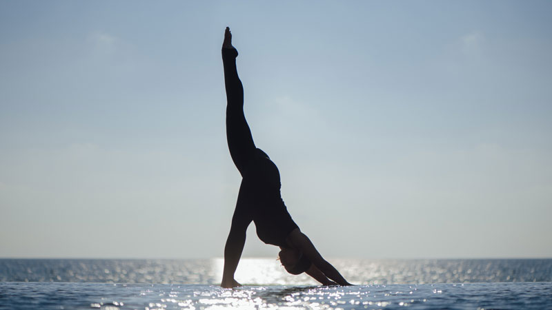 Yoga-Anantara.Al-Baleed-Resort-Salalah.Bild.-AnantaraPR.quer Oman Anantara Al Baleed Resort Salalah: Yoga on the Beach Bild: Anantara PR