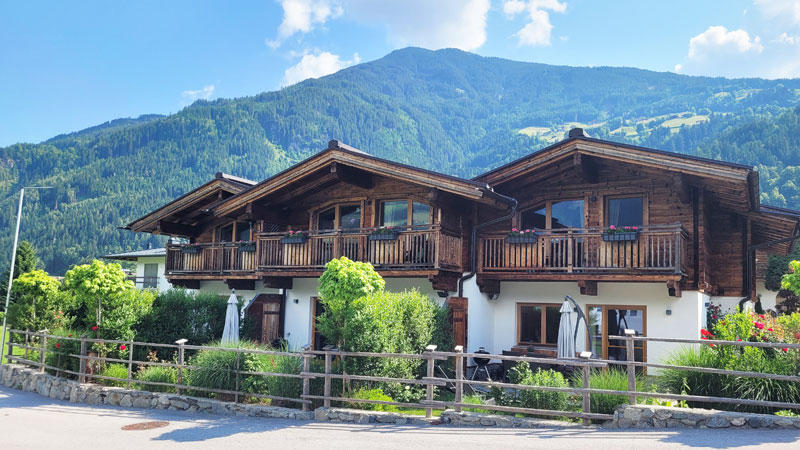 Zillertaler-Hofchalets---Ansicht-Chalets Foto: © Aline Scheuböck, Trips4Kids.de