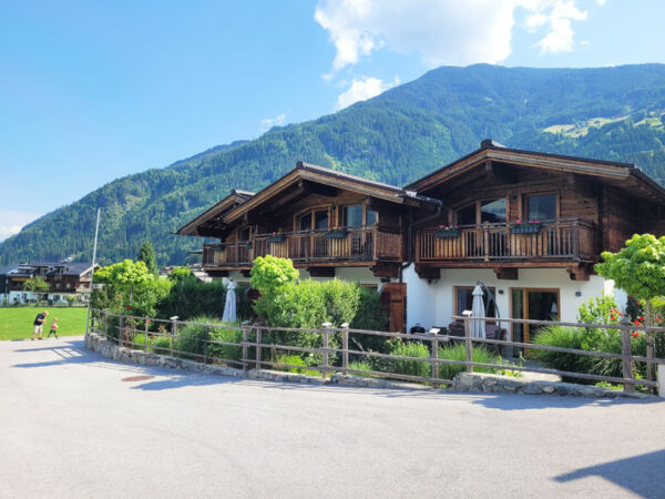 Zillertaler-Hofchalets-mit-Panorama Zillertaler-Hofchalets-mit-Panorama Foto: © Aline Scheuböck, Trips4Kids.de
